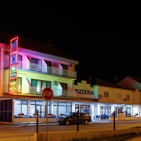 Motel "Tri Lovca" Knin Eksteriør billede