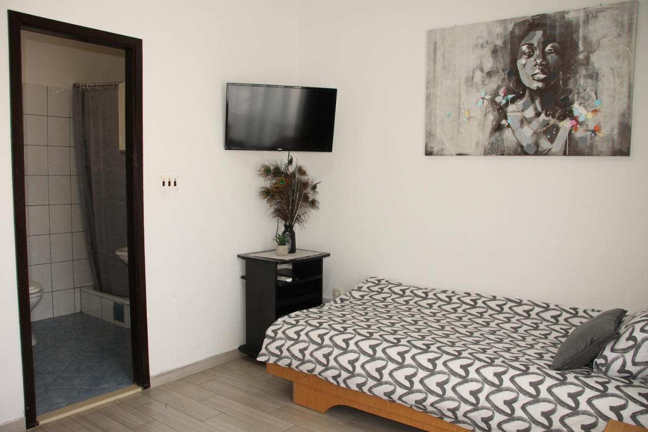 Motel "Tri Lovca" Knin Eksteriør billede